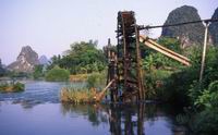 Water wheel by yulong river,yangshuo (Click to see details)